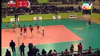 Leyla Chihuán y Natalia Málaga se enfrentaron durante el partido de Voley  Teletón 2011 [upl. by Dloniger]