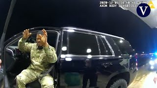 Dos policías sacan del coche a punta de pistola a un militar negro en un control de tráfico [upl. by Diva]