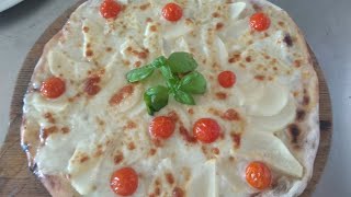 Pizza con Mozzarella Scamorza Pere e Pomodorini [upl. by Burris116]