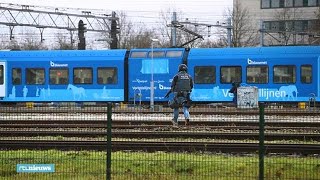 Zo valt arrestatieteam trein bij Zwolle binnen twee verdachten afgevoerd  RTL NIEUWS [upl. by Liatrice480]