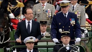 Premier défilé du 14 juillet pour le président Hollande [upl. by Carney]