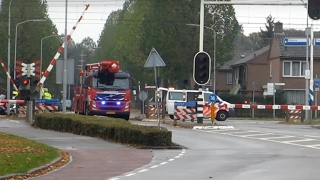 Brandweer moet met spoed door een kapotte spoorwegovergang [upl. by Ybanrab]