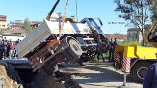 Locri  recupero camion dalla voragine in Via Tevere by EL [upl. by Yerok946]