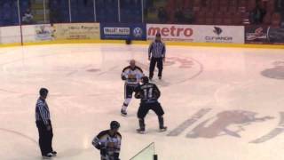 FightBagarre Brandon Christian vs Cedric Verreault 12 décembre 2015 [upl. by Wolford]