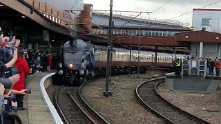 LNER a4 60007 Sir nigel Gresley departs York 161124 [upl. by Eylrac]