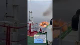 ¡MOMENTO RANDOM Un barco hunde una lancha pirata cuando intentaba abordarles [upl. by Klimesh750]