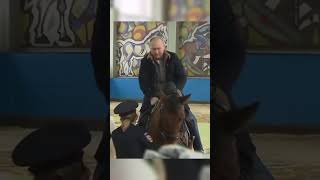 putin lider presidente rusia Vladimir Putin ride a horse [upl. by Calli]