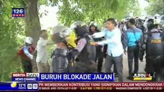 Demo Ribuan Buruh di Tol Merak Berujung Bentrok [upl. by Assirrec]