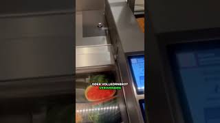 Kunde verwendet Brotschneidemaschine um damit Wassermelone zu schneiden shorts news [upl. by Eetnod]