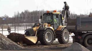 Huddig 1160D lastar en Mercedes Benz tippbil [upl. by Negrom]