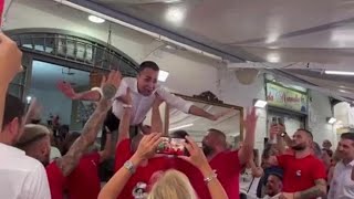 Luigi Di Maio in versione Dirty Dancing i camerieri di una trattoria di Napoli lo fanno «volare» [upl. by Llenil]