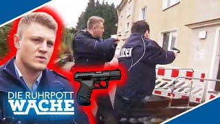 SMOLIK stürmt mit gezogener WAFFE rein 😨​ Eigensicherung geht vor   Die Ruhrpottwache  SAT1 [upl. by Ahsurej]