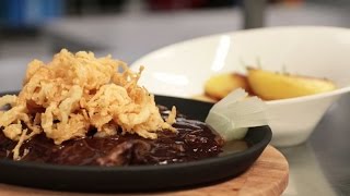 Rezeptvideo Wiener Rathauskeller Zwiebelrostbraten [upl. by Harberd]