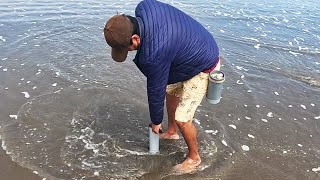 El pescador saca la carnada de la playa lo coloca en en anzuelo y logra capturas excelentes [upl. by Torin]