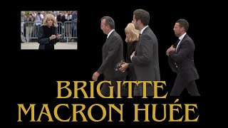 Scène surréaliste  Brigitte Macron huée en arrivant au PèreLachaise [upl. by Ardnaek]