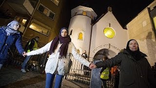 Friedensappell in Oslo Muslime bilden Menschenkette um Synagoge [upl. by Jdavie87]