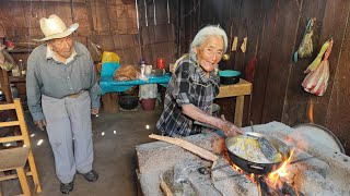 quotYa no aguantamos a trabajar tenemos 91 añosquot Tío Faustino y Tía Julia [upl. by Betsy629]