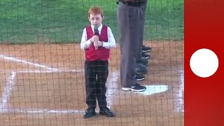 Trotz Schluckauf 7Jähriger singt Nationalhymne im Stadion bis zum Ende [upl. by Sucul]