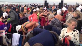 Nieuwjaarsduik Egmond aan Zee 2014 [upl. by Erek115]