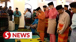 King Selangor Sultan perform Friday prayer at Raja Lumu Mosque [upl. by Shurlock]