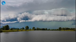 Prachtige rolwolk tijdens hevig onweer boven SintAndries NL [upl. by Anahsahs606]