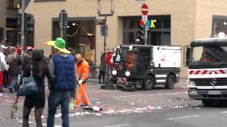 Rosenmontag 2014 Die Reinigung der Straßen nach der Feier [upl. by Lleval980]