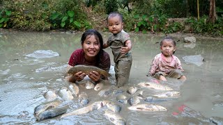 How to catch giant fish ponds with your children  bring them to the market to sell [upl. by Cissiee]