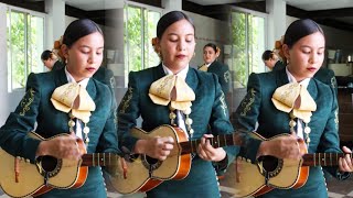 Ella es Alexa Guzmán del Mariachi Femenil Grullense y así toca su vihuela 🎶🔥 [upl. by Nanete]