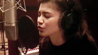 Zendaya FLAWLESSLY Sings Rewrite the Stars [upl. by Floro213]