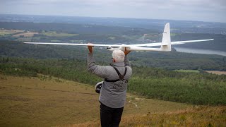 Aéromodélisme et delta plane au Menez Hom  Aeromodelling and hanggliding at Menez Hom [upl. by Mccallion]