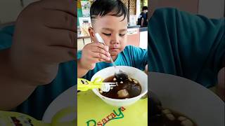 Marcello makan bakso Vs Bang iskandar makan bakso😂 mukbang bakso [upl. by Arni347]