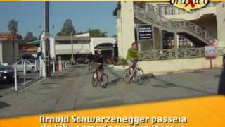 Arnold Schwarzenegger passeia de bicicletawmv [upl. by Annoynek]