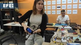 Voluntarios ucranianos aceleran la producción de drones en un taller en Leópolis [upl. by Lleroj608]