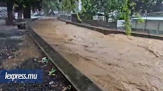 Avis de pluies torrentielles  la situation à Flacq Rivière des créoles et Souillac [upl. by Etnad]