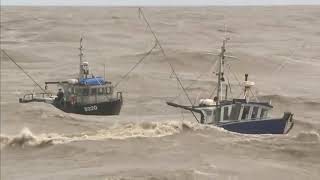 Video increible 2 barcos de pesca en mares extremadamente agitados [upl. by Seabrooke]