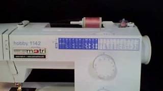 wwwmatrinl Pfaff hobby serie opspoelen en spoel plaatsen naaimachine  sewing machine [upl. by Hedva478]