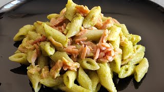 Pasta al pesto di zucchine e salmone [upl. by Nahtahoj]