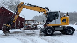 Köp Grävmaskin Liebherr A 918 Compact med planeringsskopa på Klaravik [upl. by Ynnam951]