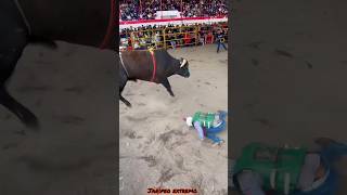 MONTA DRAMÁTICA JINETE EN MALAS CONDICIONES😱🔥🔥 jaripeo shorts [upl. by Locklin]