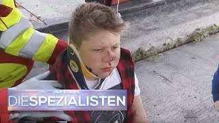 Unfall auf der Halfpipe Skater 11 stürzt in Scherben  Auf Streife  SAT1 TV [upl. by Yelnikcm]