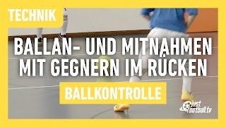 Fussballtraining Ballan und Mitnahmen mit Gegner im Rücken  Ballkontrolle  Technik [upl. by Nitnelav]