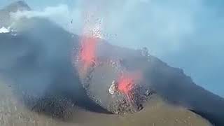 Stromboli il vulcano erutta lo spettacolo alle Eolie [upl. by Travax]