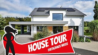 Modernes Einfamilienhaus mit integriertem Carport  Fertighaus Weiss  House Tour  Hausbau Helden [upl. by Studley673]