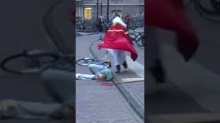 Sinterklaas steelt fiets 🚲 💥 sinterklaas fail [upl. by Norrabal660]