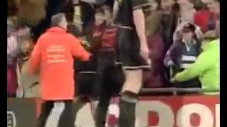 Eric Cantona da una patada a un espectador Kung Fu Kick [upl. by Sublett]