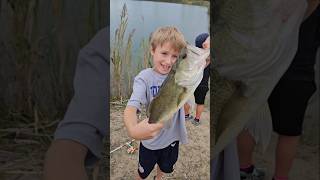 ANDY CATCHES MONSTEE BASS POND FISHING bassfishing fishing catchandrelease [upl. by Oakley245]