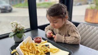 Isabella en Frietjes 🍟 Haar eerste Belgische frietje ooit [upl. by Amsirak]