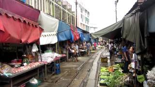 Thailand Zug fährt mittendurch Markt MaeKlong bei AmphawaThailand [upl. by Domash]