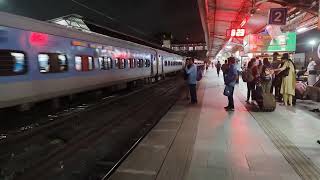 12432 Trivandrum Rajdhani Express skipping Vapi at MPS amp 12921 Flying Ranee Express arrives at Vapi [upl. by Yennep]