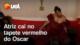 Vídeo flagra momento em que atriz Liza Koshy cai no tapete vermelho do Oscar 2024 [upl. by Harwell]